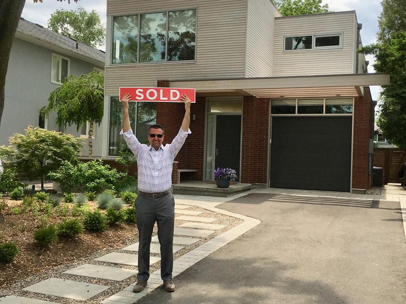 Clinton How Gets It Sold! Clinton Howell Gets It Sold!